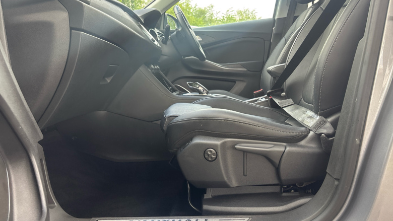 Vauxhall Grandland X 1.6 Hybrid4 300 Business Ed Nav Premium 5dr Auto Hatchback